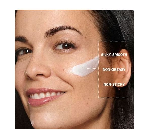 Olay Regenerist SPF 30 Day Cream lightweight texture swatch